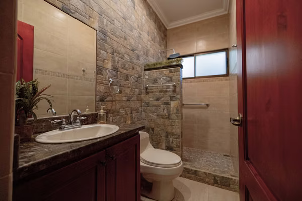 SE VENDE Residencia de una Planta en Ciudad Colón.  2119 m² de Terreno
