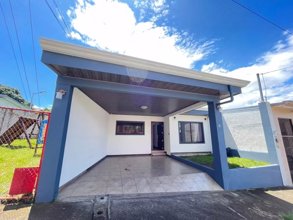 ¡Hermosa casa FULL AMUEBLADA disponible en alquiler! Ubicada a solo 5 minutos del centro de Alajuela