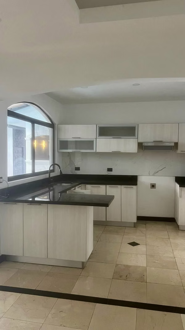 Se alquila hermosa casa de una planta en Residencial en Tres Ríos.