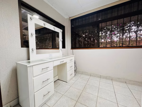 Se alquila espacioso local comercial en La Uruca