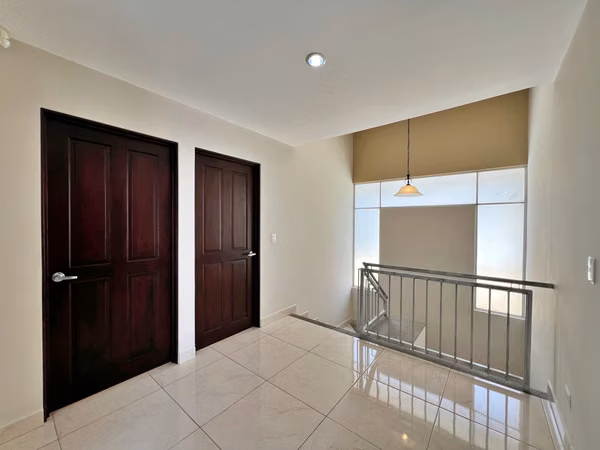 Venta casa contemporánea esquinera con jardín, Sabanilla. (MN)