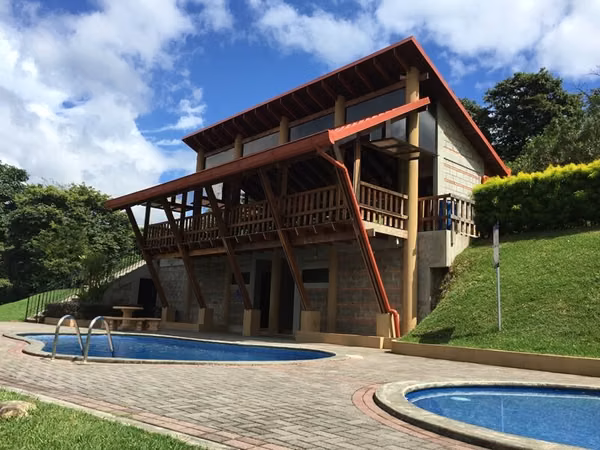 Lote Premium en Condominio Campestre en Grecia – Listo para Construir con Majestuoso Arbol