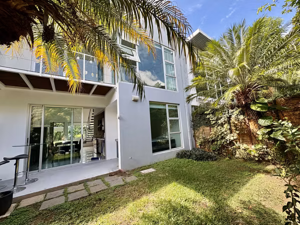 SANTA ANA! CASA AMOBLADA TIPO TOWNHOUSE DE 2 HAB/2BAÑOS/JARDIN/2PARQUEOS