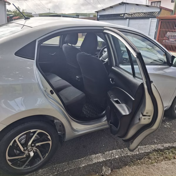 TOYOTA YARIS 2023 AUTOMÁTICO