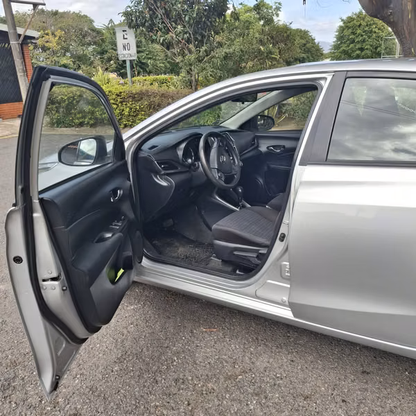 TOYOTA YARIS 2023 AUTOMÁTICO