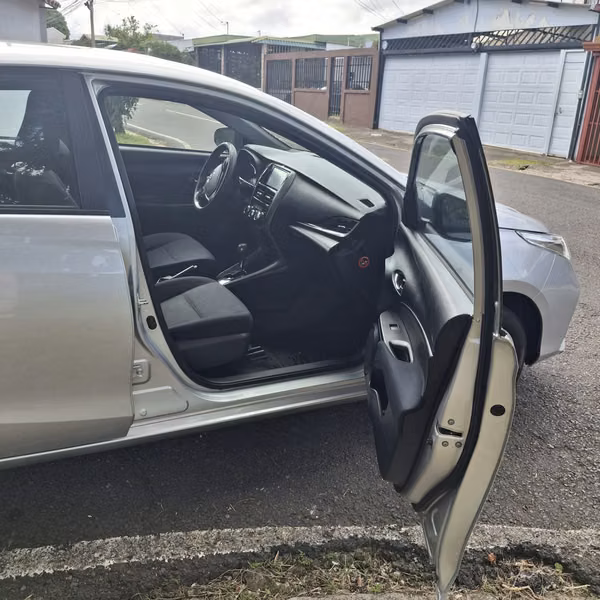 TOYOTA YARIS 2023 AUTOMÁTICO