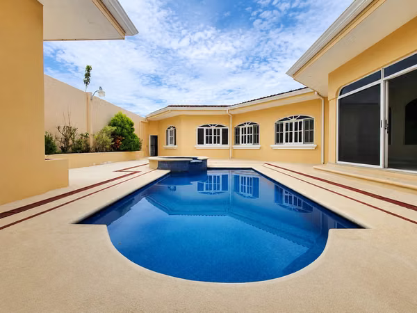 CIUDAD CARIARI, BELEN-HEREDIA - 3DOR/3.5BA - 400M2