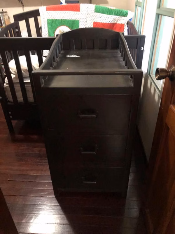 Cuna y cambiador en madera