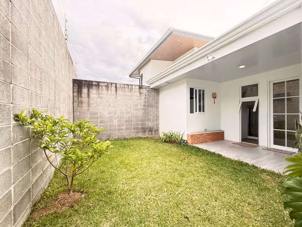 Casa moderna y lista para la venta. Curridabat. Ayarco Boulevar. Condominio Ayarco 385.