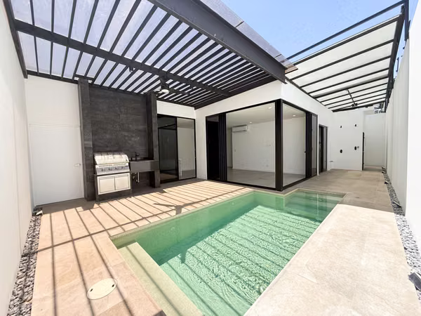 House for sale in Santa Ana gated community, including appliances.