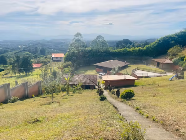 VENTA DE HERMOSA QUINTA EN CARRIZAL, ALAJUELA