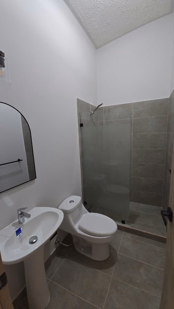 ALQUILER DE CASA NUEVA, CON PATIO, INCLUYE SERVICIOS, EN CONDOMINIO, SAN FRANCISCO DE HEREDIA