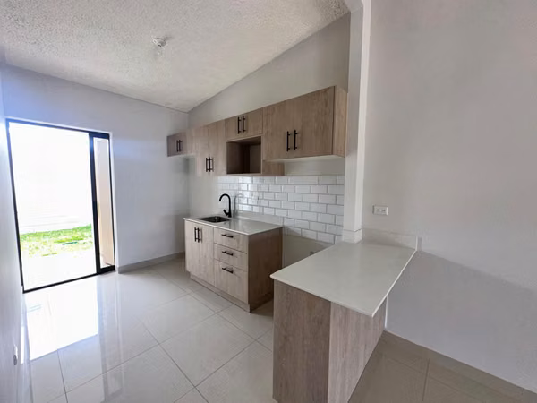 ALQUILER DE CASA NUEVA, CON PATIO, INCLUYE SERVICIOS, EN CONDOMINIO, SAN FRANCISCO DE HEREDIA