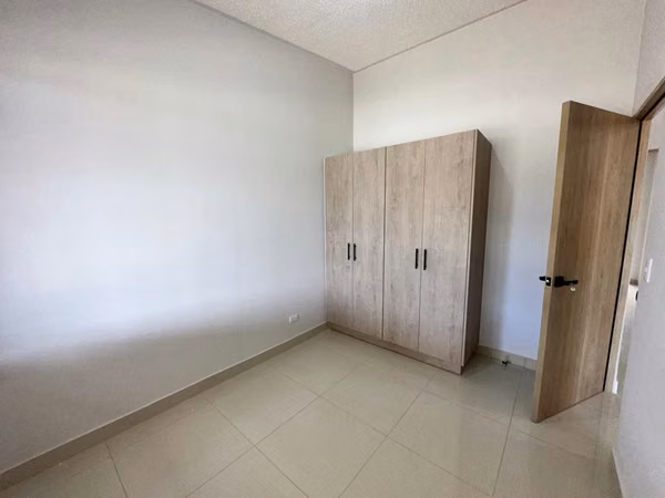 ALQUILER DE CASA NUEVA, CON PATIO, INCLUYE SERVICIOS, EN CONDOMINIO, SAN FRANCISCO DE HEREDIA