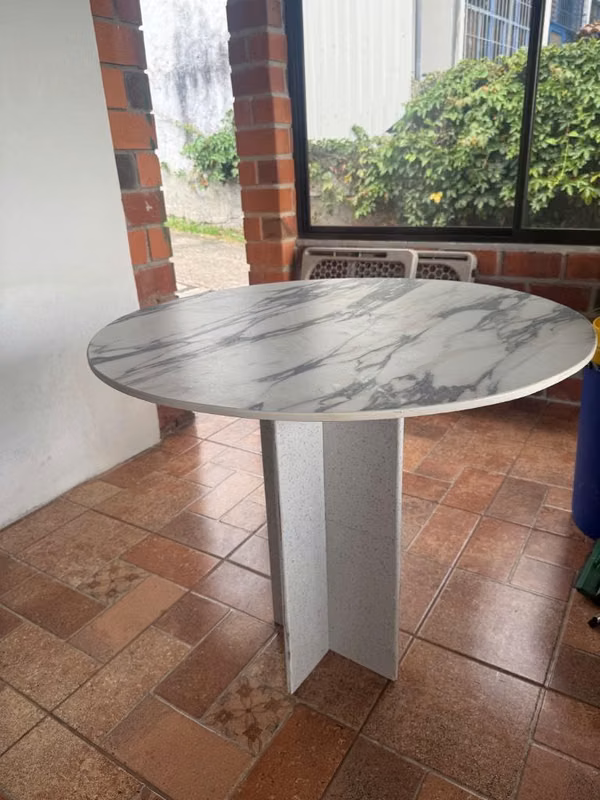 Refrigeradora y mesa