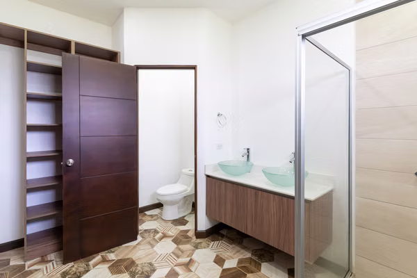 Amplia casa nueva a 5 minutos del centro de Heredia