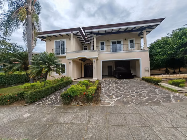 Exclusiva Casa de Lujo con Piscina Privada | Venta o Alquiler | Santa Ana