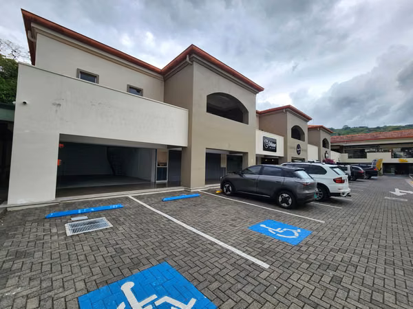 Venta de local comercial en Santa Ana · Piedades · 40 hab · 236 m²