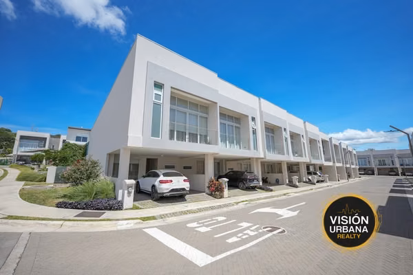 Casa Esquinera de 3 habitaciones con Sala de TV y Oficina en Condominio 3-10 Guachipelín
