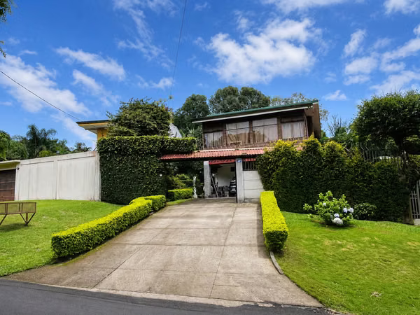Live surrounded by nature. Independent house sale with fireplace in Tres Rios.