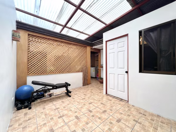 Venta de casa en San Sebastián. 3 Habitaciones + Oficina. ¡Ubicación inmejorable cerca de todo!