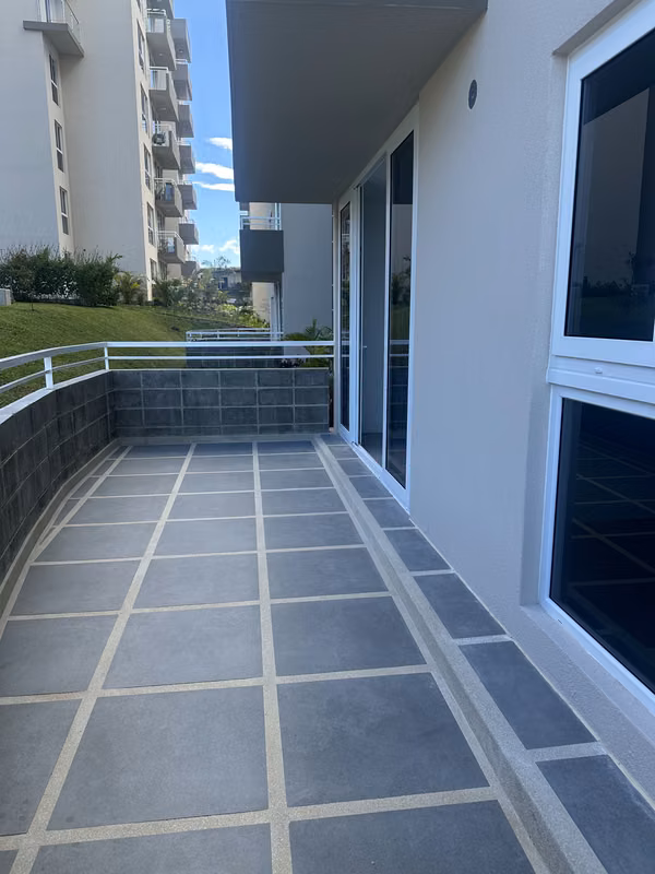 Apartamento como nuevo, terraza, dos parqueos techados, balcon Habitación Monte Alto