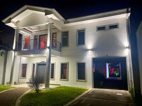 Casa en Venta en Santo Domingo de Heredia | Piscina, Rancho para Eventos y Amplio Parqueo
