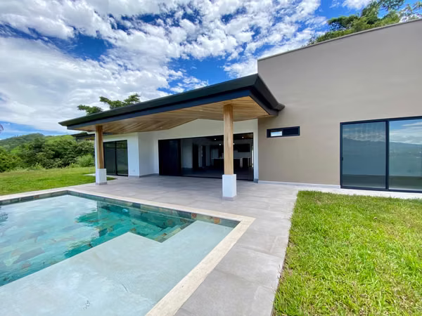 Casa Nueva de Lujo con Piscina Privada y Vistas Panorámicas
