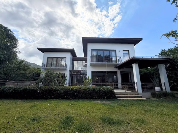 Luxury Home with Private Pool and Fire Pit | Santa Ana | US$1,190,000