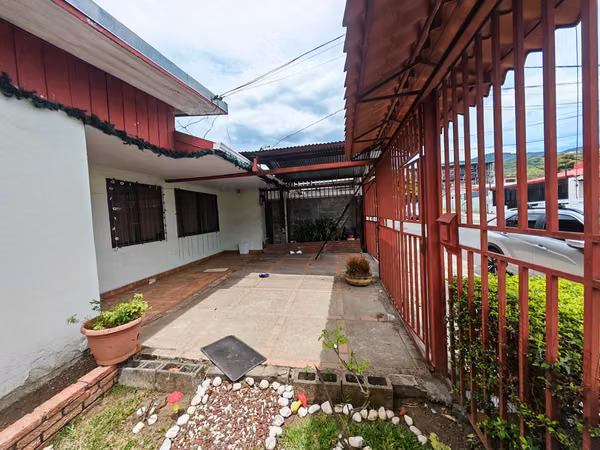 * * Investment opportunity in Santa Ana Centro! * *