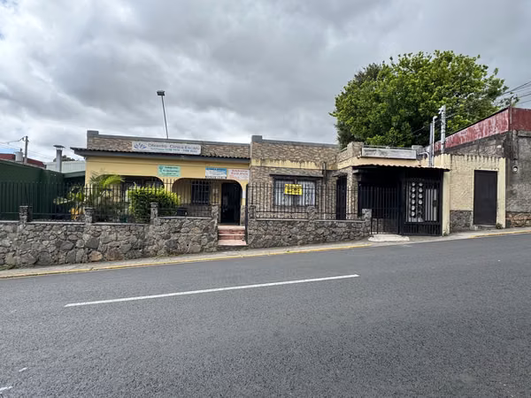 A la venta Complejo de 10 Oficinas y 1 Local Comercial Escazu Centro