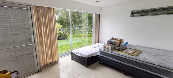 Venta Casa Moderna con Amplio Terreno en San Isidro de Heredia
