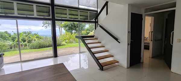 Venta Casa Moderna con Amplio Terreno en San Isidro de Heredia