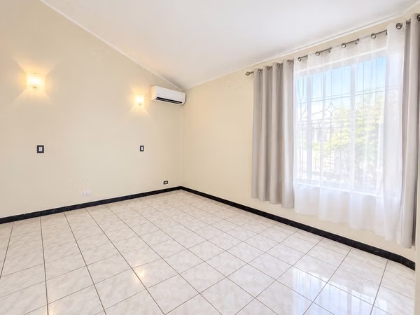 Casa en Venta Santa Ana | Quintas Don Lalo | 409 m² | 3 Hab | 6 Parqueos