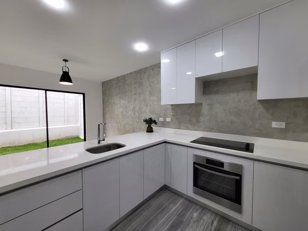 Comoda y Moderna casa en Alquiler en Guachipelin de Escazu