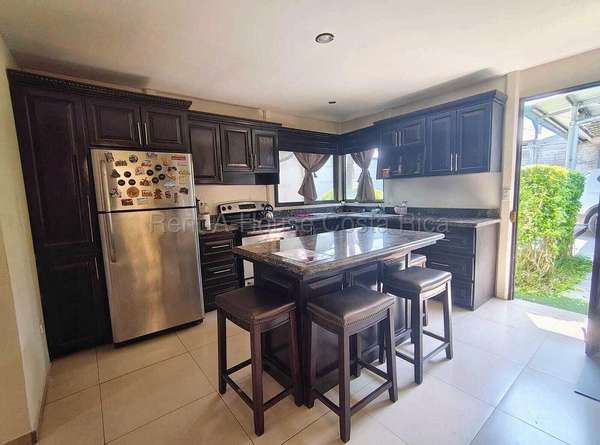 Corner house with pool and garden in Residencial El Portillo, Turrúcares