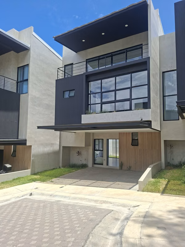 HOUSE FOR SALE IN EXCLUSIVE CONDOMINIUM. 3 LEVELS. 3 bedrooms + living room + office