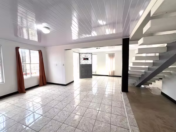 Venta casa amplia de 2 plantas en San Francisco de Dos Ríos. (MN)