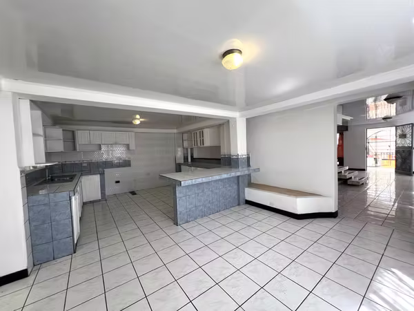 Venta casa amplia de 2 plantas en San Francisco de Dos Ríos. (MN)