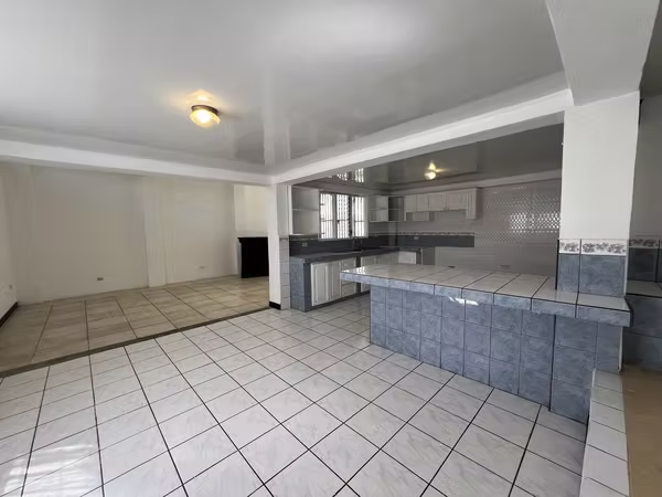 Venta casa amplia de 2 plantas en San Francisco de Dos Ríos. (MN)