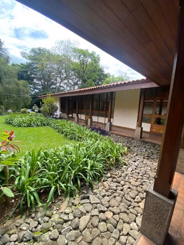 ESCAZÚ | SE ALQUILA / SE VENDE  Hermosa Casa de Una Planta Hermosos Jardines /Majestuosos Árboles