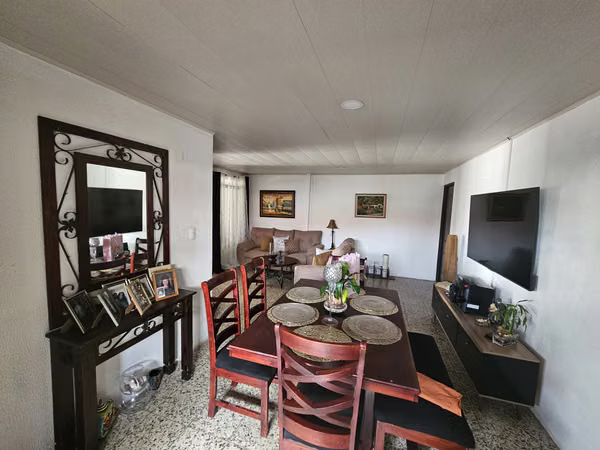 Propiedad con Casa y 2 Apartamentos en Desamparados, San José