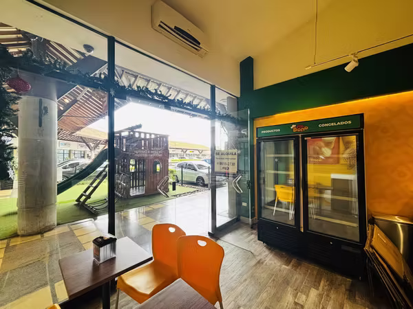 Locales comerciales 57m2 San Rafael de Escazú parqueo seguridad