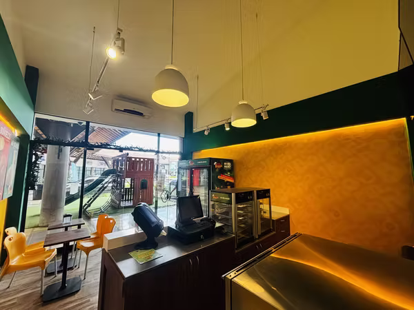 Locales comerciales 57m2 San Rafael de Escazú parqueo seguridad