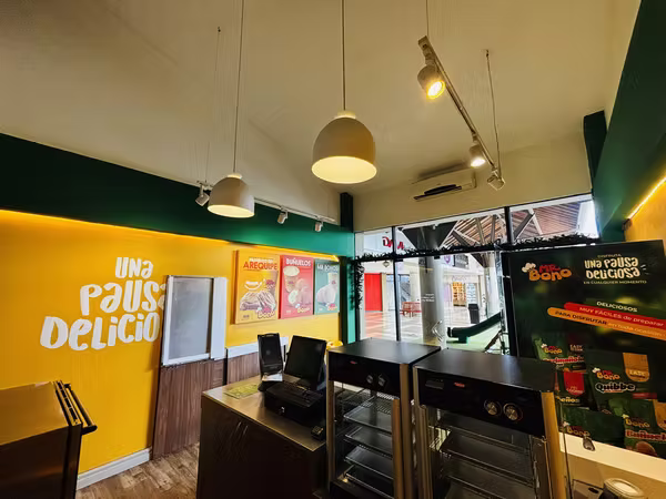 Locales comerciales 57m2 San Rafael de Escazú parqueo seguridad