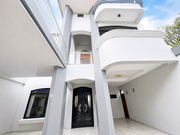 Casa moderna en alquiler, Desamparados, Patarrá.
