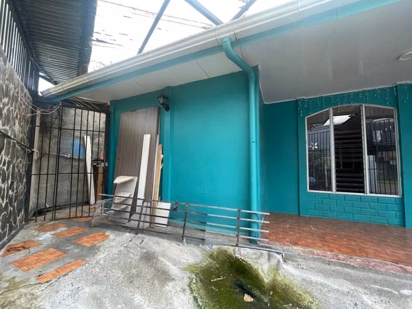 Casa PARA REMODELAR en San Juan de Dios Desamparados! P562