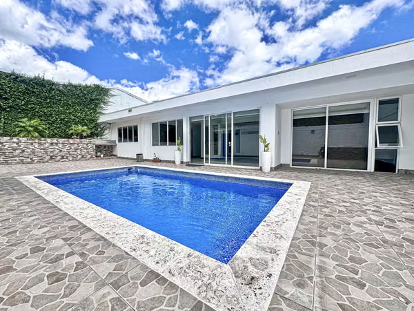 Casa Anonos Breezes a one level home with a pool