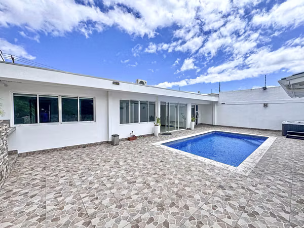 Casa Anonos Breezes a one level home with a pool
