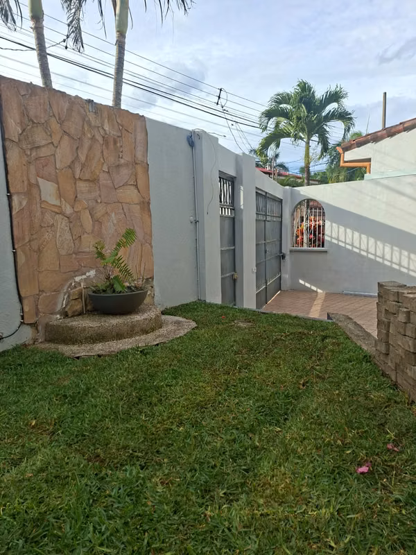 Alquiler en Santa Ana Centro - Casa en Residencial con Seguridad